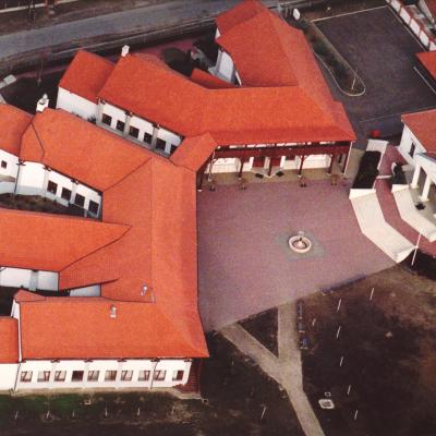 Iskolafalu (24 tantermes iskola)