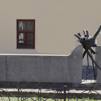 Az 1848-as forradalom és a II. világháború hőseinek emlékműve