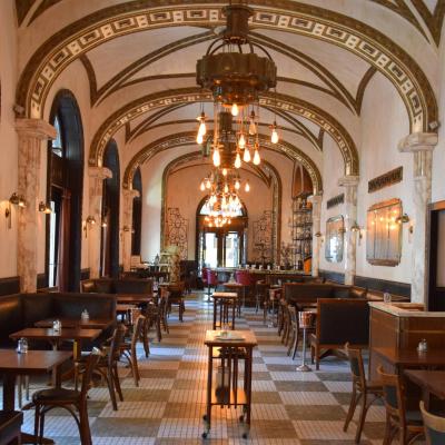 Callas Café & Restaurant belső terének fémmunkái: csillárok, bárpult, tükrök, plasztikus falikarok