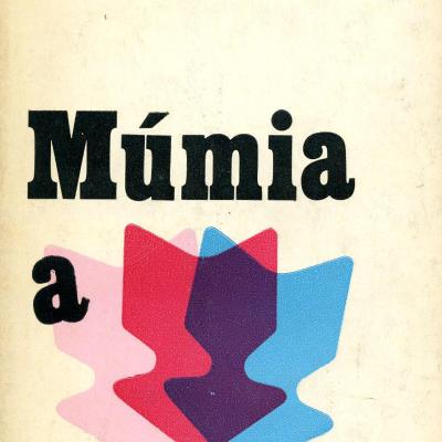Múmia a fűben