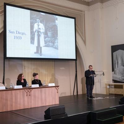 „Önkéntes menekültként…" <br>Pesti Vigadó