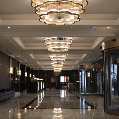 Hilton Hotel recepció előtér világitótestek